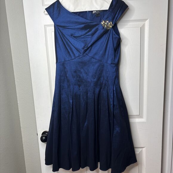 Jessica Howard Evenings Women’s Size 12 Navy Blue Satin Pleated Cocktail Dress - Picture 1 of 10